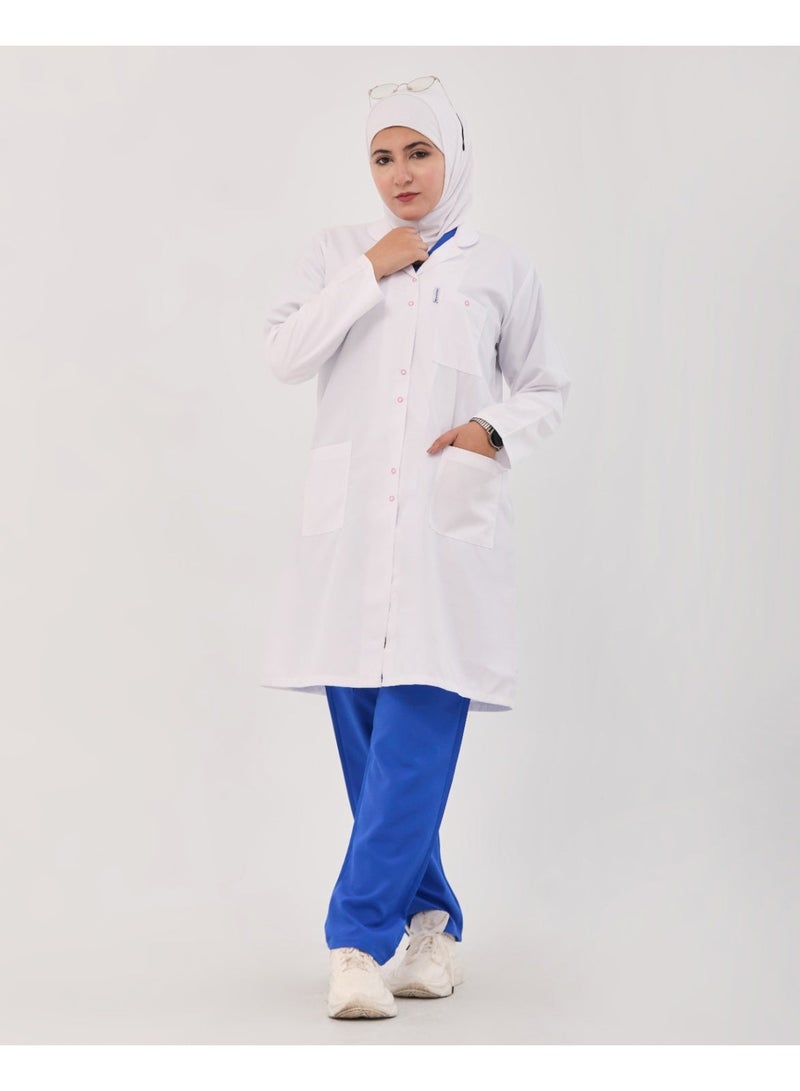 سيزر بالطو طبي ذو تصميم فاخر للسكن يوفر حماية مريحة للهنيين الطبيين من مواد عالية الجودة تصميمه عمل يجعل مناسبًا للممرضين والأطباء على حد سواء، ويمكن استخدامه في المستشفيات والعيادات - Image 2